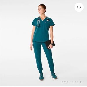 FIGS Scrub Set in Caribbean Blue